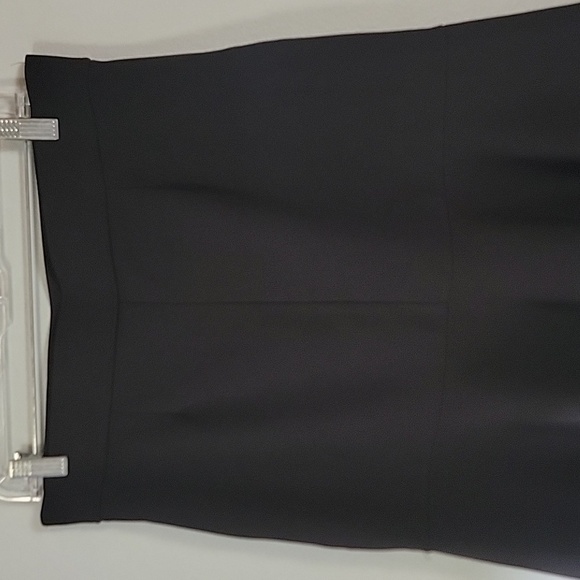 Knee-length Fishtail style skirt with buttons - Picture 5 of 8